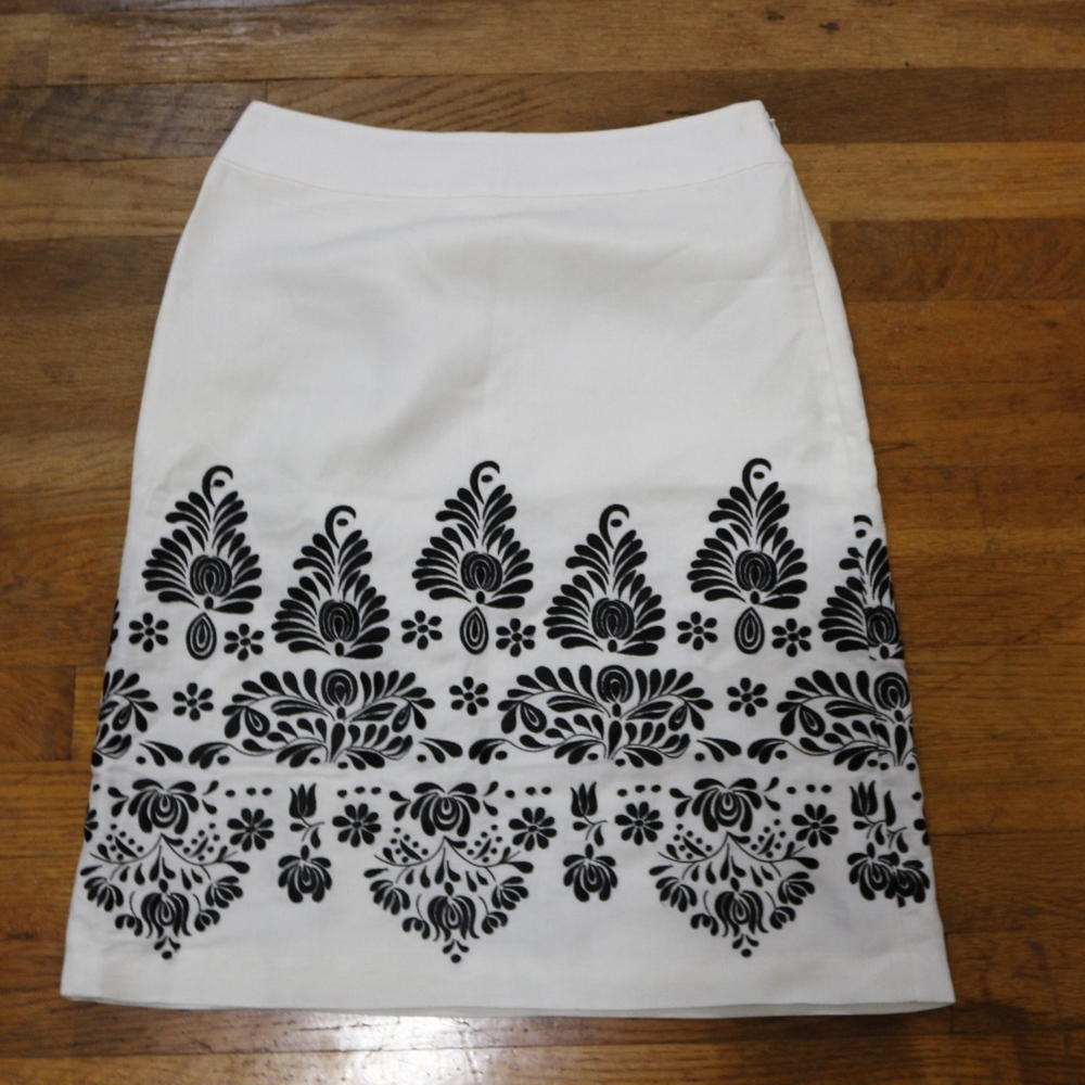 Ann Taylor LOFT Petite White & Black Skirt size 2P